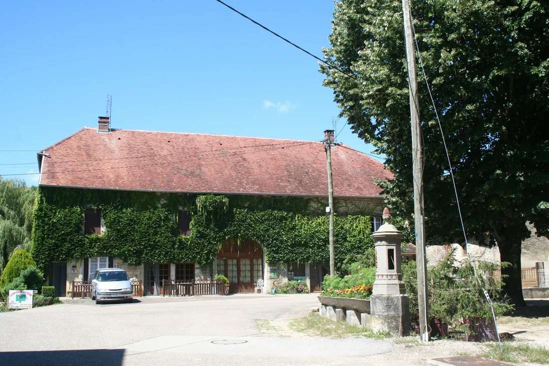 au-camping-de-la-ferme-rennes-sur-loue-doubs-x7dot