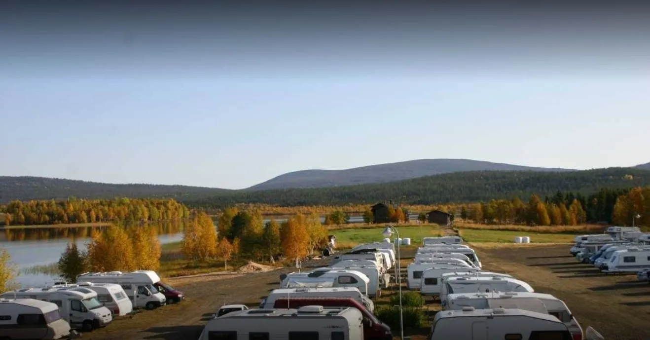 yllaksen-ykkos-caravan-akaslompolo-krqrz