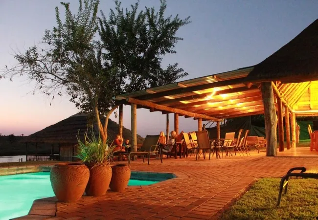 croc-bridge-safari-lodge-entrance-of-crocodile-bridge-gate-gomondwane-road-hk4rh