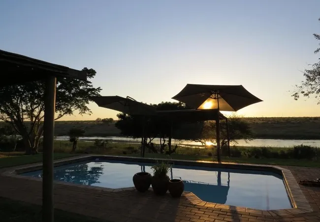 croc-bridge-safari-lodge-entrance-of-crocodile-bridge-gate-gomondwane-road-q92iw